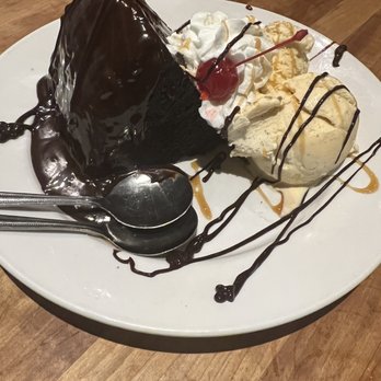 Cheddar's Scratch Kitchen - Hot Fudge Cake Sundae - Comfort Food Near Me - Centerville, Ohio