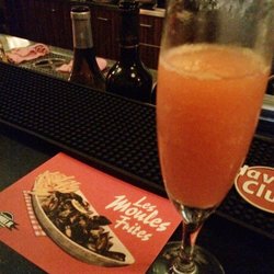 Daniel H. - This bar is a nice cozy place to have some drinks! On Saturday they have a DJ and every Tuesdays they serve moules &frites a discretion! :)