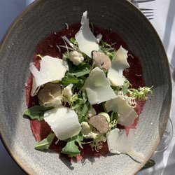 Restaurant Gastronomisk Institut - Carpaccio med sommertrøfler og masser af parmesan.