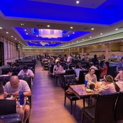 Shiki Seafood Buffet - Love the ambiance and glass chandeliers.