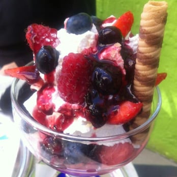 Eiscafe Cortina - Waldbeerbecher mit Vanille-& Beereneis, Waldbeeren und Soße - Ice Cream & Frozen Yogurt Near Me - Offenbach am Main, HE Eiscafe Cortina - Waldbeerbecher mit Vanille-& Beereneis, Waldbeeren und Soße - Ice Cream & Frozen Yogurt Near Me - Offenbach am Main, HE