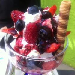 Eiscafe Cortina - Waldbeerbecher mit Vanille-& Beereneis, Waldbeeren und Soße
