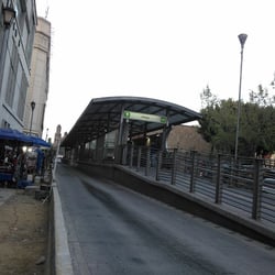 Metrobus Hidalgo - Entrada del lado de Av. Juárez