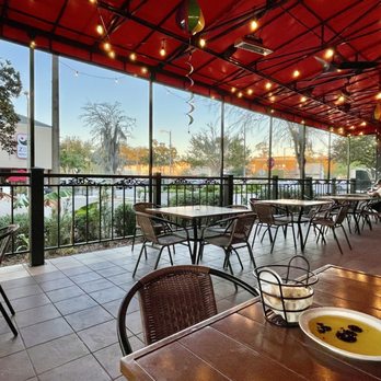 Da Vinci pizza and pasta - Outside patio seating. Bread with oil & vinegar was very good. - Cafes Near Me - Gainesville, Florida