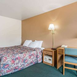 Super 8 by Wyndham Shawano - Guest room