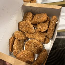 a box of fried chicken nuggies