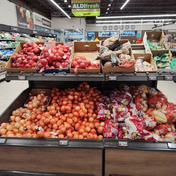 ALDI - Garlic isn't sold in individual bulbs. But their produce is in great order. - Grocery Near Me - Irondequoit, New York