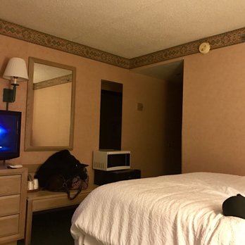 Hampton Inn Summersville - The room (90s wallpaper with popcorn ceiling) - Hotels Near Me - Summersville, West Virginia Hampton Inn Summersville - The room (90s wallpaper with popcorn ceiling) - Hotels Near Me - Summersville, West Virginia