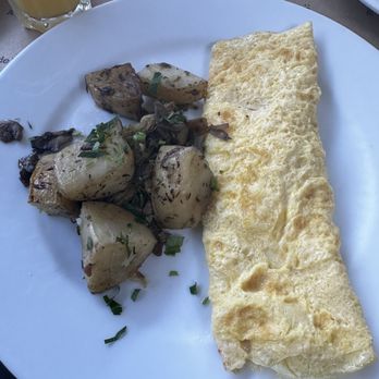Chez Céline - Ham and cheese omelette with roasted potatoes, onions and mushrooms. - Bakeries Near Me - Playa del Carmen, ROO