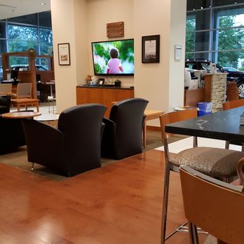 Land Rover Northfield - Seating to the left of hospitality corner - Auto Repair Near Me - Northfield, Illinois