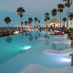 Marina Beach Club - Piscina y zona de hamacas