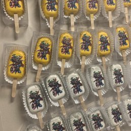 Chocolate and vanilla avengers cakesicles Chocolate and vanilla avengers cakesicles