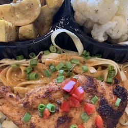 The Mabee Foundation Cafe - Brennan's Cajun Chicken over fettuccine w sides of squash & cauliflower.