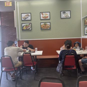 Viet Chubby Boy - Dining room with comfortable seating. - Asian Fusion Near Me - Honolulu, Hawaii Viet Chubby Boy - Dining room with comfortable seating. - Asian Fusion Near Me - Honolulu, Hawaii