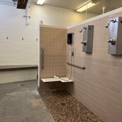 Sunnyside Pool - Women's showers