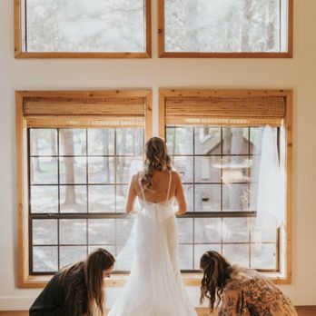 WineBerry Lodge - a bride getting ready for her wedding - Do-It-Yourself Food Near Me - Sebastopol, California WineBerry Lodge - a bride getting ready for her wedding - Do-It-Yourself Food Near Me - Sebastopol, California