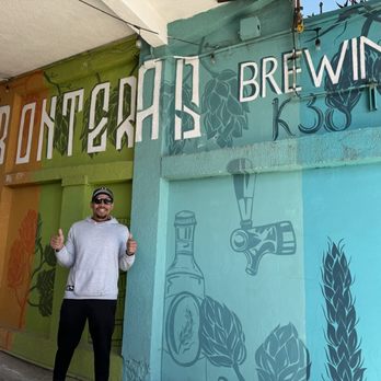 Sin Fronteras Brewing - Standard tourist picture. - Breweries Near Me - Ensenada, BCN