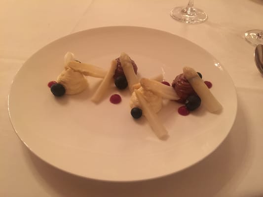 Restaurant im Schlosshotel Berlin by Patrick Hellmann by null