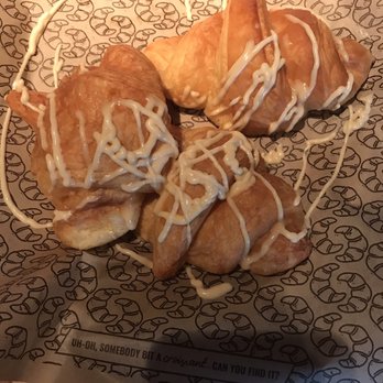 Cheddar's Scratch Kitchen - Honey Butter Croissants - American Near Me - Garland, Texas