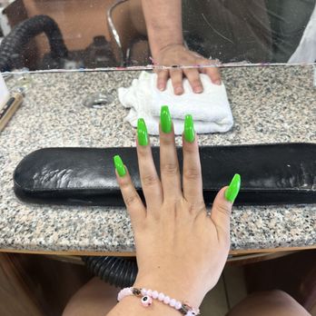 Lee's Nails & Spa - Green Acrylic Full Set - Nail Salons Near Me - Colton, California