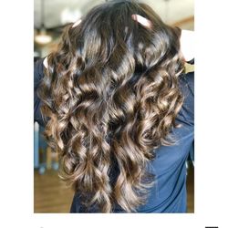 Salon 32 - Notice the short area on the right hand side of the photo