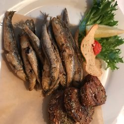 Zum Rad - Vorspeise: Frittierte Sardinen mit dunklem Knoblauchbrot
