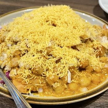 Taz Indian Cuisine - Samosa Chaat - Smashed samosas served over chickpea curry, onions with mint and tamarind sauce - Indian Near Me - Temple, Texas Taz Indian Cuisine - Samosa Chaat - Smashed samosas served over chickpea curry, onions with mint and tamarind sauce - Indian Near Me - Temple, Texas