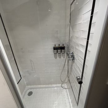 Praktik Vinoteca - Shower - Hotels Near Me - Barcelona, B