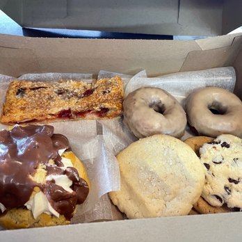 Pastries & Pizza - Yummy goodies. Eclair, donuts, cookies, and strudel - Pizza Near Me - Bandon, Oregon Pastries & Pizza - Yummy goodies. Eclair, donuts, cookies, and strudel - Pizza Near Me - Bandon, Oregon