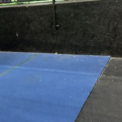 Air U Trampoline Park - Filthy and dusty.