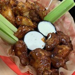 Chuck E. Cheese - Spicy & bbq wings
