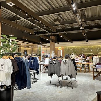 Aritzia - Inside - Women's Clothing Near Me - Lone Tree, Colorado