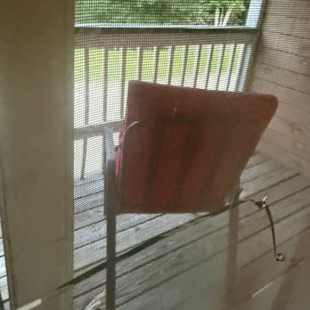 Covered Bridge River View Lodge - Crack in window - Resorts Near Me - Jackson, New Hampshire