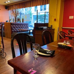 Curry Hut Indian Bistro - Indoor dining