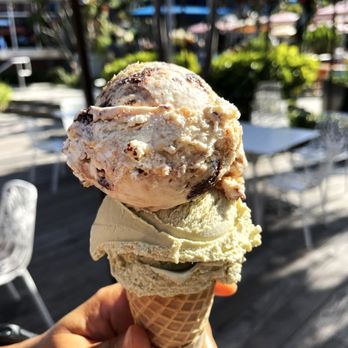 Van Leeuwen Ice Cream - The Point - Peanut Butter Brownie Honeycomb & Sicilian Pistachio - Vegan Near Me - El Segundo, California Van Leeuwen Ice Cream - The Point - Peanut Butter Brownie Honeycomb & Sicilian Pistachio - Vegan Near Me - El Segundo, California