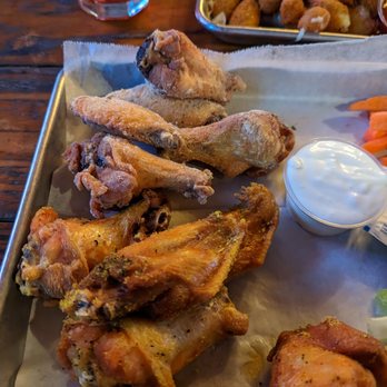 Walnut Creek Pub - Ranch and lemon pepper wings - Pubs Near Me - Austin, Texas