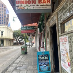 Exterior photo of Smith's Union Bar - Honolulu, Hawaii Exterior photo of Smith's Union Bar - Honolulu, Hawaii