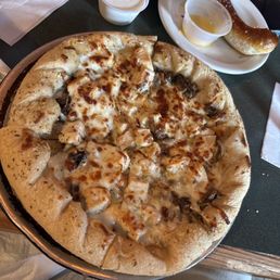 Chicken Alfredo pizza Chicken Alfredo pizza