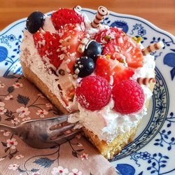 Kleines Hofcafé - Mascarpone Beeren Torte