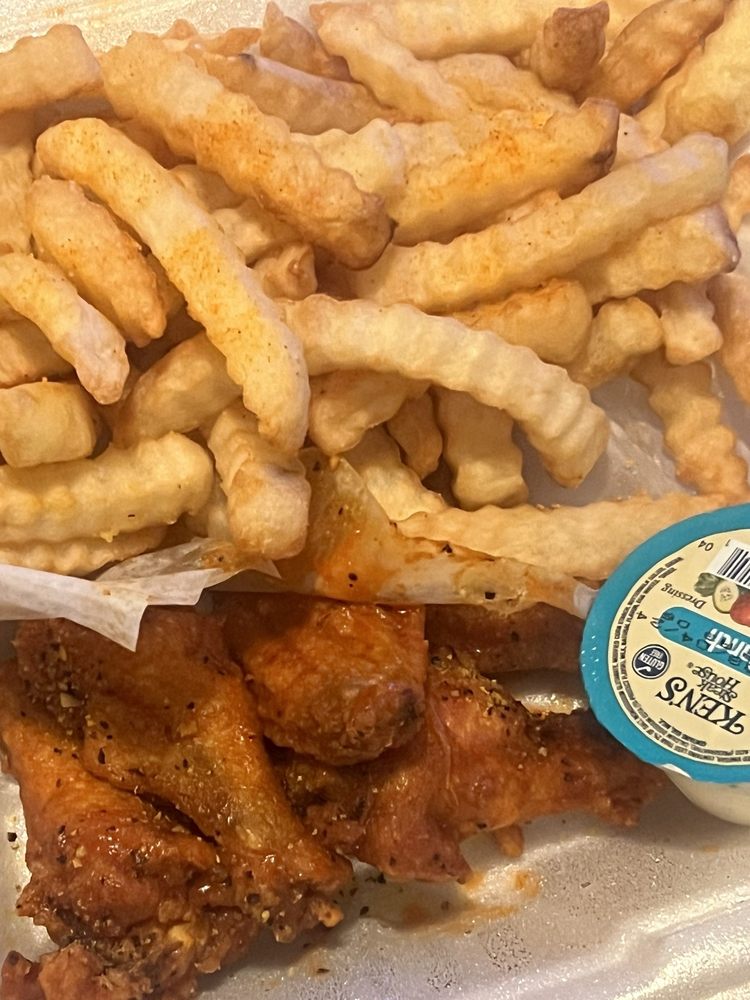 CRAVE WINGS N SEAFOOD Updated August 2024 16 Photos 9136 Pkwy E