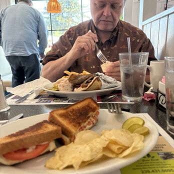 Annoulas Taverna - I had grilled cheese and tomato sandwich. My husband had a beef and lamb gyro -- so good! He said the yummy coleslaw had a vinegar bite. - Breakfast & Brunch Near Me - Woodbury, Connecticut