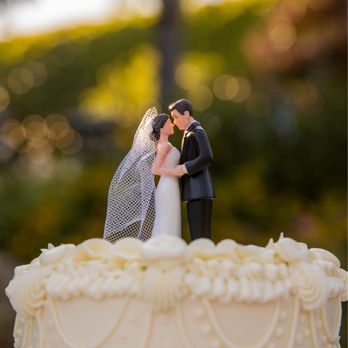 Hansen's Cakes - Top tier of wedding cake - Cupcakes Near Me - Los Angeles, California Hansen's Cakes - Top tier of wedding cake - Cupcakes Near Me - Los Angeles, California