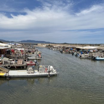 la Cabane des Tontons - Looking down the inlet where the restaurant is - Live/Raw Food Near Me - Leucate, 11 la Cabane des Tontons - Looking down the inlet where the restaurant is - Live/Raw Food Near Me - Leucate, 11