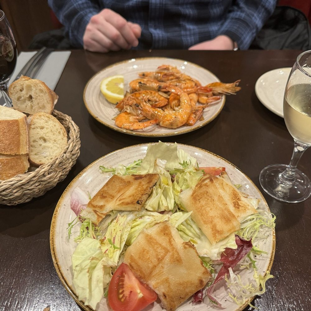 Le Volant Basque - Starters. Goat cheese salad. Wine & bread! - Basque Near Me - Paris, 75 Le Volant Basque - Starters. Goat cheese salad. Wine & bread! - Basque Near Me - Paris, 75