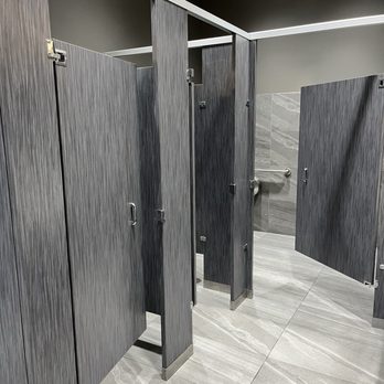 Hot 8 Yoga - Bathrooms - Barre Classes Near Me - Culver City, California