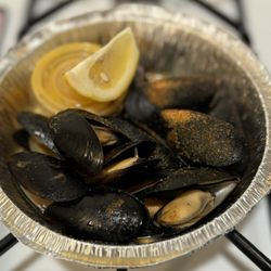 A Taste of Seafood - Dozen Mussels with lovely sauce