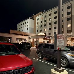 Bistro 880 - Parking lot facing restaurant entrance