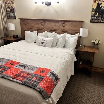 Moose Creek Inn - Hotels Near Me - West Yellowstone, Montana Moose Creek Inn - Hotels Near Me - West Yellowstone, Montana