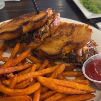 Southern Railway Taphouse - Brisket Grilled Cheese - Cocktail Bars Near Me - Richmond, Virginia