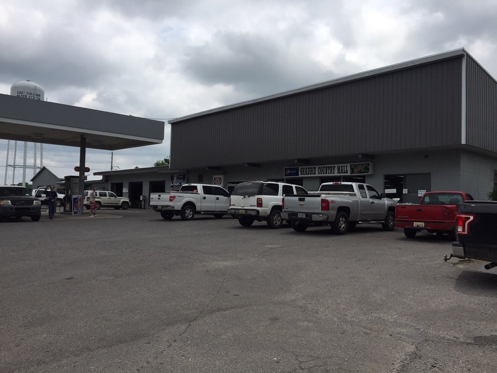 Shaddix's Country Mall Logo